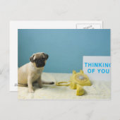 Pug puppy op bed naast de telefoon en briefkaart (Voorkant / Achterkant)
