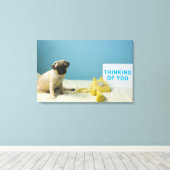 Pug puppy op bed naast de telefoon en canvas afdruk (Insitu (Houten vloer))