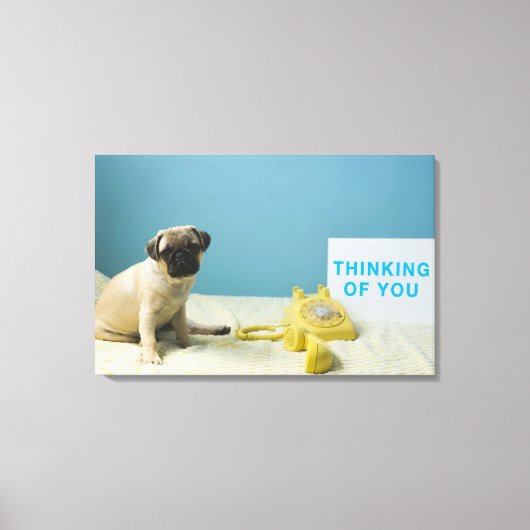 Pug puppy op bed naast de telefoon en canvas afdruk (Voorkant)