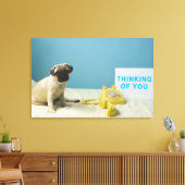 Pug puppy op bed naast de telefoon en canvas afdruk (Insitu (Woonkamer))