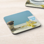 Pug puppy op bed naast de telefoon en drankjes onderzetter (Linkerzijde)