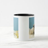 Pug puppy op bed naast de telefoon en mok (Midden)