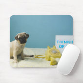 Pug puppy op bed naast de telefoon en muismat (Met muis)