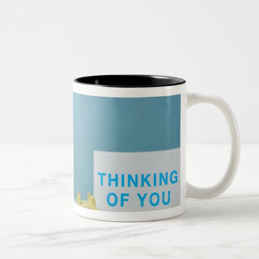 Pug puppy op bed naast de telefoon en tweekleurige koffiemok (Rechts)