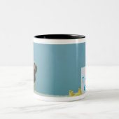 Pug puppy op bed naast de telefoon en tweekleurige koffiemok (Center)