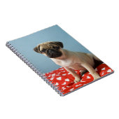 Pug puppy op bed notitieboek (Rechterzijde)