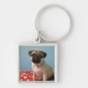 Pug puppy op bed sleutelhanger