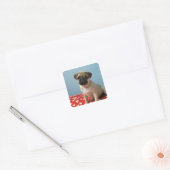 Pug puppy op bed vierkante sticker (Envelop)