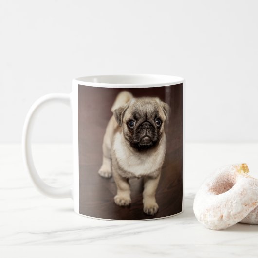 Pug Puppy op gepolijste houten vloer Koffiemok (Met donut)