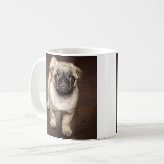 Pug Puppy op gepolijste houten vloer Koffiemok (Voorkant links)