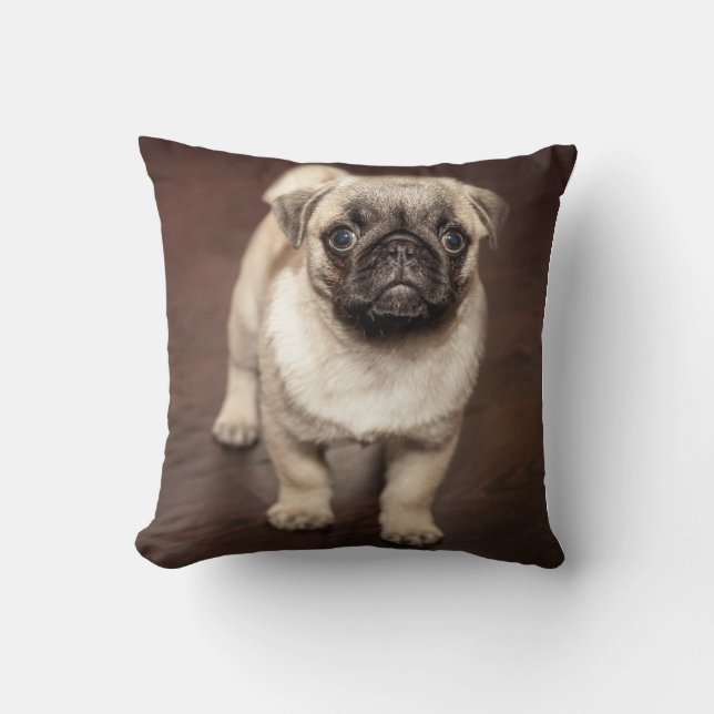 Pug Puppy op gepolijste houten vloer Kussen (Voorkant)
