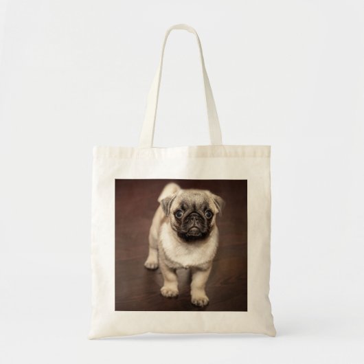 Pug Puppy op gepolijste houten vloer Tote Bag (Voorkant)
