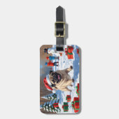 Pug Rent in de Sneeuw met Kerstmuts Bagagelabel (Voorkant verticaal)