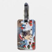 Pug Rent in de Sneeuw met Kerstmuts Bagagelabel (Achterkant verticaal)