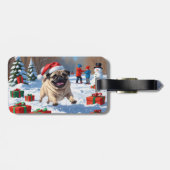 Pug Rent in de Sneeuw met Kerstmuts Bagagelabel (Achterkant horizontaal)