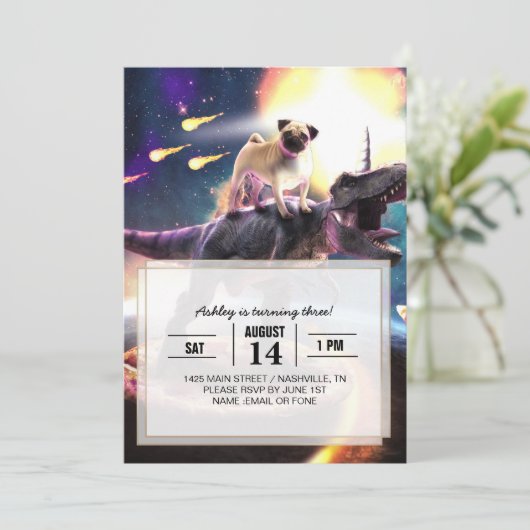 Pug riding dinosaur unicorn in de ruimte kaart (Staand voorkant)