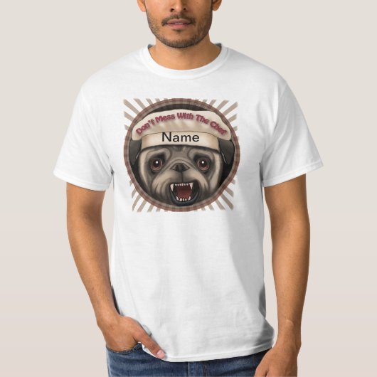 Pug rommelt met chef T-shirt (Voorkant)