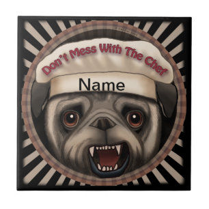 Pug rommelt met chef tegeltje