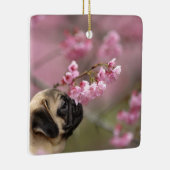 Pug Smelling Cherry Blossom Keramisch Ornament (Rechts)