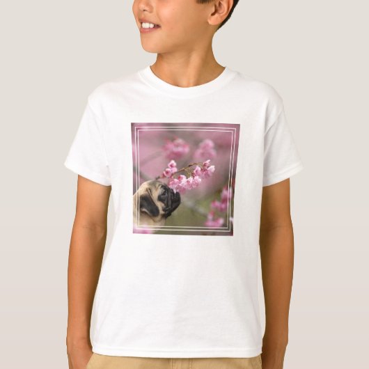 Pug Smelling Cherry Blossom T-shirt (Voorkant)
