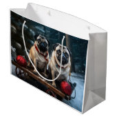 Pug Snowy Sleigh Kerstmisdecor Groot Cadeauzakje (Achterkant Gekanteld)