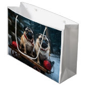 Pug Snowy Sleigh Kerstmisdecor Groot Cadeauzakje (Voorkant Gekanteld)