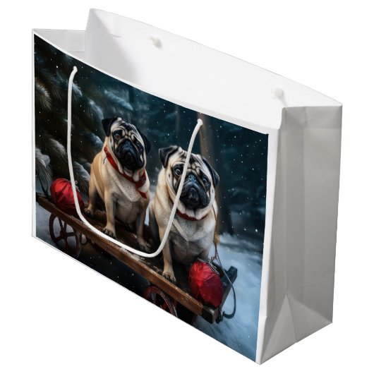 Pug Snowy Sleigh Kerstmisdecor Groot Cadeauzakje (Voorkant Gekanteld)