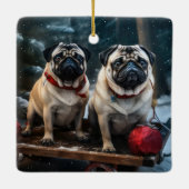 Pug Snowy Sleigh Kerstmisdecor Keramisch Ornament (Achterkant)