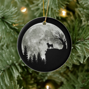 Pug Stand Op Berg Spooky Halloween Moon Keramisch Ornament