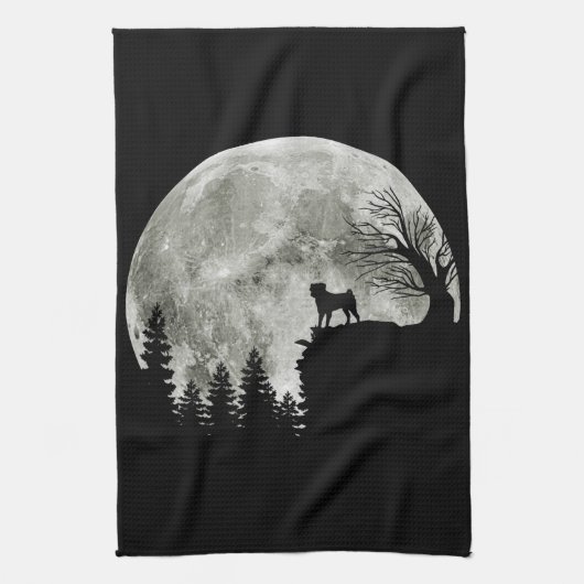 Pug Stand Op Berg Spooky Halloween Moon Theedoek (Verticaal)