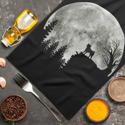 Pug Stand Op Berg Spooky Halloween Moon Theedoek