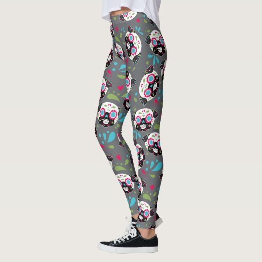 Pug Sugar Skull Pattern op Grey Leggings (Links)