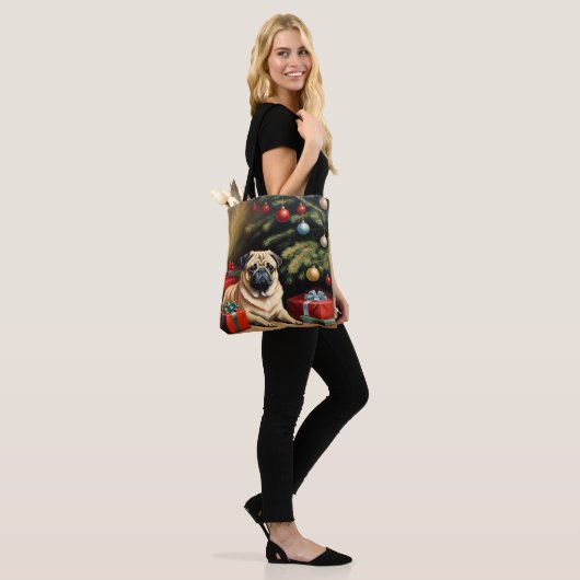 Pug viert Kerstmis Tote Bag (Op model)