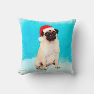 Pug Zittend in de sneeuw met Kerstmis Santa Hat Kussen