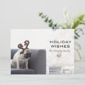 Pugdog met rendierhoorns op de bank feestdagenkaart (Staand voorkant)