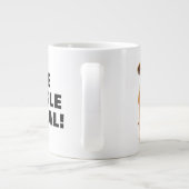 Puggle Mic Drop Grote Koffiekop (Achterkant)