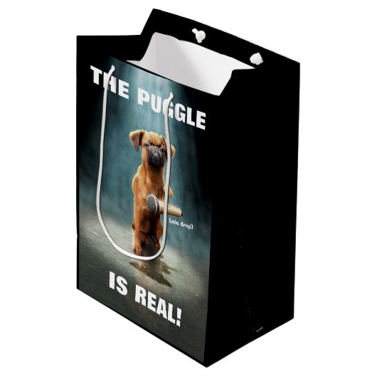 Puggle Mic Drop Medium Cadeauzakje (Voorkant Gekanteld)