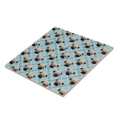 Pugs op blauwe schaal tegeltje (Zijkant)