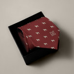 Pugs Pattern Monogrammed Stropdas<br><div class="desc">De heldere rode stropdas wordt gewoonlijk het "macht stropdas" genoemd maar dit is een "pug power" stropdas. Geef dit leuke pugs ontwerp een persoonlijk tintje met een monogram zodat het de perfecte is van een soort cadeautje voor pug-eigenaars. Op zoek naar een andere kleur? Geen probleem! Klik op de knop...</div>