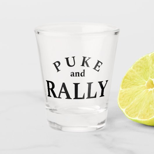 Puke en Rally Shot Glass - Grappige Stouttypografi Shot Glas (Voorkant)