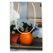 Pumpkin en White Mums - Martha's Vineyard Medium Cadeauzakje (Voorkant)