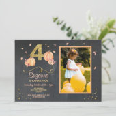 Pumpkin FOUR Birthday 4th Herfst Party Photo Invit Kaart (Staand voorkant)