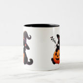 Pumpkin Hugging Witch Cat Halloween Mug | Two-Side Tweekleurige Koffiemok (Center)
