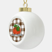 Pumpkin op bruine speldenbank - Happy Thanksgiving Keramische Bal Ornament (Rechts)