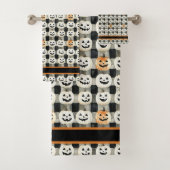 Pumpkin Parade - Monochrome Mischief in Geruit Bad Handdoek (Insitu)