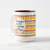 Pumpkin-specerij en alles-in-Nice-Mok Tweekleurige Koffiemok (Voorkant links)