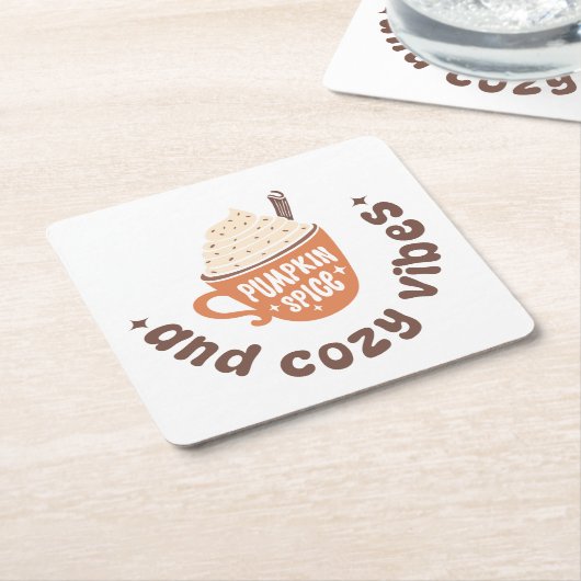 Pumpkin Spice & Cozy Vibes – Cute PSL Latte Fall Kartonnen Onderzetters (Schuin)