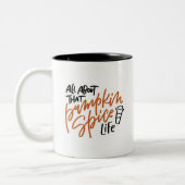 Pumpkin Spice Life Hand Lettered Tweekleurige Koffiemok (Links)