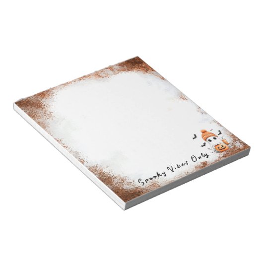 Pumpkin Spice Spooky Vibes gepersonaliseerd Notitieblok (Schuin)