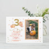 Pumpkin THREE Birthday 3rd Herfst Party Photo Invi Kaart (Staand voorkant)